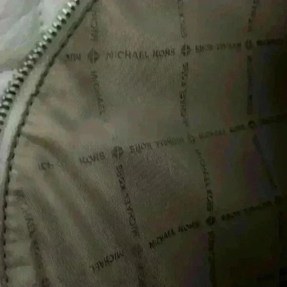 Michael Kors Abbey white quilted backpack. Silver hardware. Two zipper pockets. - Picture 7 of 12